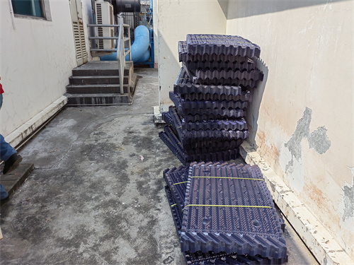 使用玻璃鋼工業(yè)冷卻塔時要注意哪些事項呢？(小型玻璃鋼冷卻塔圖片)